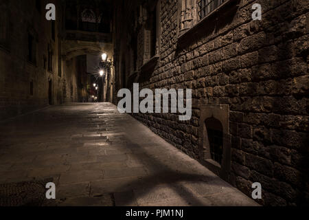 Via Carrer del Bisbe un neo-gotico del ponte collega il Palau de la Generalitat con la Casa dels Canonges. Atmosfera serale, lunga esposizione. Foto Stock