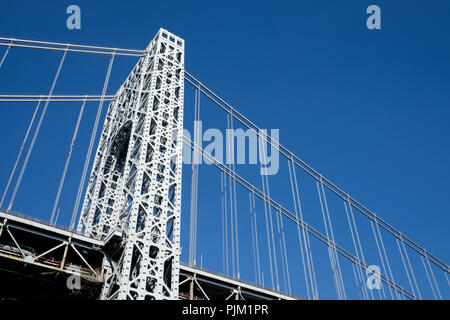 Il Ponte George Washington Bridge attraversa il fiume Hudson tra Fort Lee, NY e New York City. Foto Stock