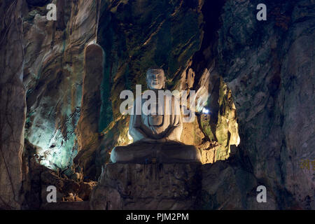 Tempio buddista entro Huyen Khong Cave nelle montagne di marmo, a metà strada tra Hoi An e Da Nang, Vietnam. Il tempio è parte di un complesso di grotte Foto Stock