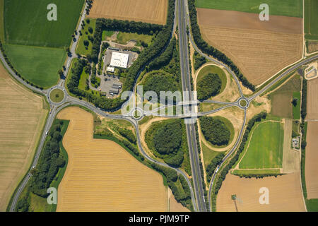 Autostrada A44 uscita Jülich-West, quadrifoglio, quadrifoglio giunzione autostradale, uscire tra Aldenhoven e Jülich, rotatorie, Jülich, Nord Reno-Westfalia, Germania Foto Stock