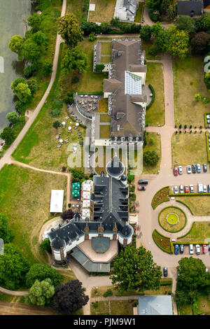 Castello Klink con la Manor House in stile neo-rinascimentale sull'istmo tra Müritz e Kölpinsee, Klink, Meclemburgo Lake District, Mecklenburg Svizzera, Meclenburgo-Pomerania Occidentale, Germania Foto Stock