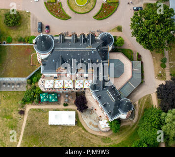 Castello Klink con la Manor House in stile neo-rinascimentale sull'istmo tra Müritz e Kölpinsee, Klink, Meclemburgo Lake District, Mecklenburg Svizzera, Meclenburgo-Pomerania Occidentale, Germania Foto Stock