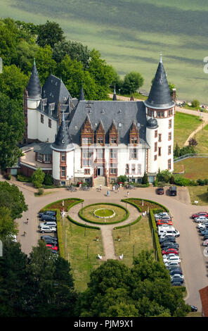 Castello Klink con la Manor House in stile neo-rinascimentale sull'istmo tra Müritz e Kölpinsee, Klink, Meclemburgo Lake District, Mecklenburg Svizzera, Meclenburgo-Pomerania Occidentale, Germania Foto Stock