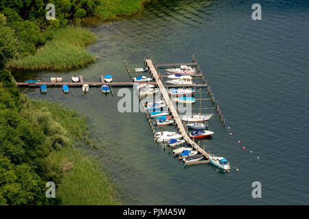 Bay Seelust a Plauer See con pontili di barche a motore, barche a vela, Plau am See, Meclemburgo Lake District, Mecklenburg Svizzera, Meclenburgo-Pomerania Occidentale, Germania Foto Stock