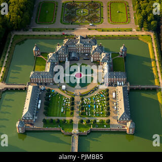 La peste open-air spettacolo, notte di dieci mila candele presso il castello di Nordkirchen, palazzo barocco, il giardino barocco, moated il castello di Versailles di Münsterland, Gräften, Nordkirchen, Münsterland, Renania settentrionale-Vestfalia, Germania Foto Stock