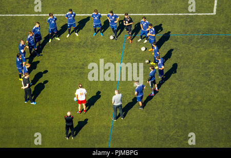 La formazione del team, club di calcio, campionato amatoriale, allenamento calcio, team di SSVg 09/12 Heiligenhaus, campo sportivo Am Sportfeld, Heiligenhaus, la zona della Ruhr, Nord Reno-Westfalia, Germania Foto Stock