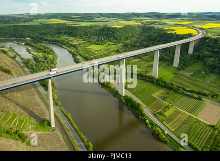 Valle di Mosel Ponte a Dieblich, Koblenz Winningen, attraversando l'autostrada A61 oltre la Mosella, Winningen, Mayen-Koblenz, Renania-Palatinato, Germania Foto Stock