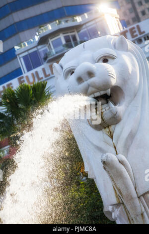 Il Merlion, punto di riferimento della metropoli di Singapore, skyline del centro, centro finanziario, il quartiere della finanza, Singapore, Asia, Singapore Foto Stock