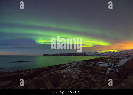 L'Europa, Norvegia, Troms, dancing Northern Lights su Kvaløya Foto Stock