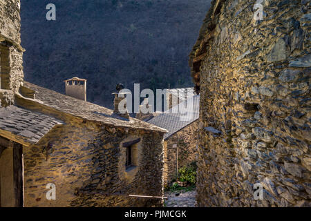 Il centro del villaggio, in Evol, case sono costruite di ardesia, Les Plus Beaux Villages de France, Foto Stock