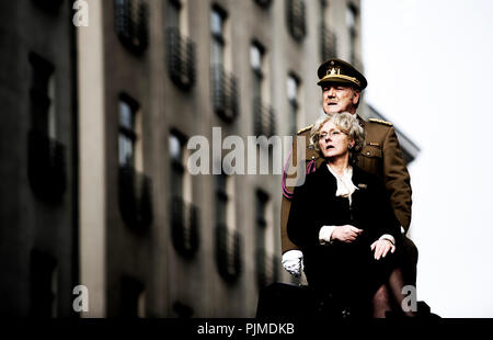 Gilda De Bal e Vic de Wachter sul set del Het Goddelijke Monster serie televisiva, basato sul libro di Tom Lanoye e diretta da Hans Herbot Foto Stock