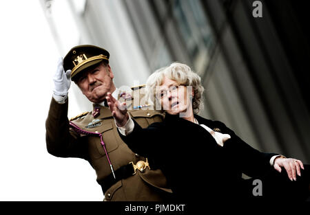 Gilda De Bal e Vic de Wachter sul set del Het Goddelijke Monster serie televisiva, basato sul libro di Tom Lanoye e diretta da Hans Herbot Foto Stock