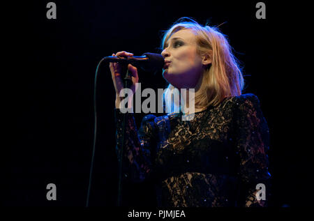 Geike Arnaert esegue il suo primo concerto da solista poiché ha lasciato la band Hooverphonic, cantando canzoni di Kurt Weil al Gouden Vleugels awards cerimon Foto Stock