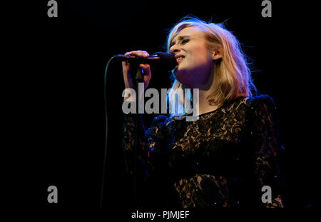 Geike Arnaert esegue il suo primo concerto da solista poiché ha lasciato la band Hooverphonic, cantando canzoni di Kurt Weil al Gouden Vleugels awards cerimon Foto Stock