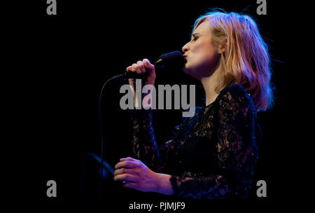 Geike Arnaert esegue il suo primo concerto da solista poiché ha lasciato la band Hooverphonic, cantando canzoni di Kurt Weil al Gouden Vleugels awards cerimon Foto Stock