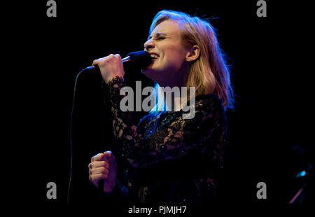 Geike Arnaert esegue il suo primo concerto da solista poiché ha lasciato la band Hooverphonic, cantando canzoni di Kurt Weil al Gouden Vleugels awards cerimon Foto Stock