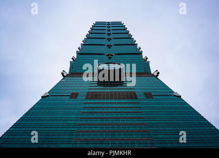 Il 15 febbraio 2018, Taipei Taiwan: vista dal basso del grattacielo Taipei 101 in Taipei Taiwan Foto Stock