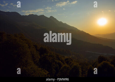 Impianti di risalita, funivie al tramonto, le piste della località sciistica Rosa Khutor, nessuno, nuvole di tempesta, montagne di picco, Caucaso, funivia, giochi olimpici 2014, Foto Stock