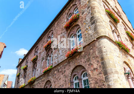 Marketplace di Alsfeld, Germania - medievale impressionante edificio di pietra (1538) la Weinhaus ("Casa del Vino") con la gogna giù nell'angolo destro. Foto Stock