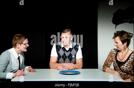 La compagnia teatrale teatro Déjà-Vu giocando "Koken incontrato Elvis' da Lee Hall, diretta da Walter Uytterhoeven (Belgio, 19/03/2014) Foto Stock