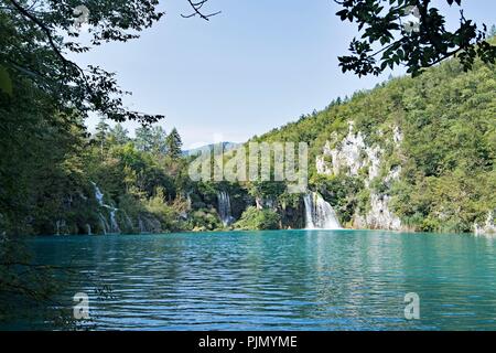 Il Parco Nazionale dei Laghi di Plitvice in Croazia è la più famosa attrazione turistica e luogo di naturale bellezza protetta. Foto Stock