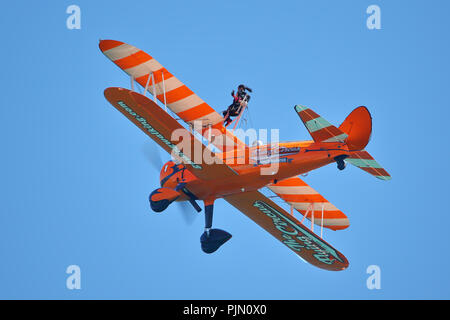 Il Flying Circus Wingwalkers al Bournemouth Air Festival 2018, Bournemouth, Regno Unito Foto Stock