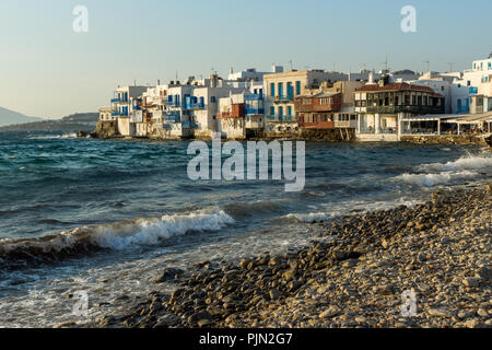 MYKONOS, Grecia - 1 Maggio 2013: case bianche in Little Venice a Mykonos, Cicladi, Grecia Foto Stock