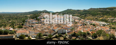 Vista del villaggio di collina di Castelo de Vide in Alentejo, Portogallo, dal castello Foto Stock