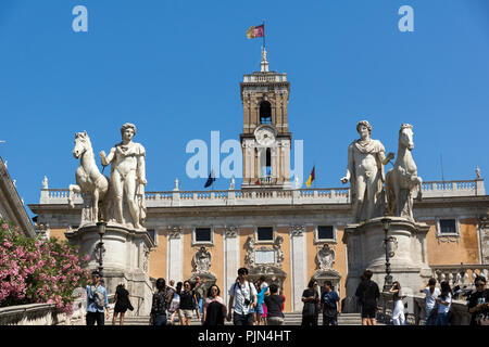 Roma, Italia - 23 giugno 2017: Statua e fiori nella parte anteriore dei Musei Capitolini nella città di Roma, Italia Foto Stock