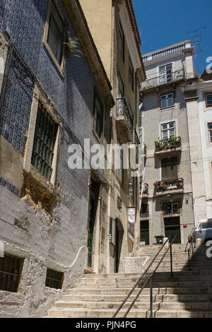 Stretto vicoletto e fasi di Alfama, Lisbona, Portogallo Foto Stock