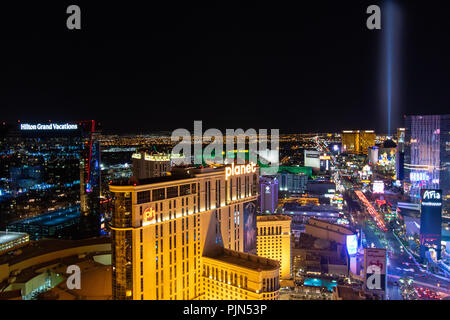 Las Vegas NV/USA 09032018: la striscia ampio angolo di vista dalla cima della torre Eifel, con molti alberghi in tiro e le luci della notte Foto Stock