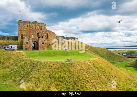 Tynemouth, Inghilterra - Agosto 2, 2018: I Ruderi della medievale priorato di Tynemouth e Castello, una popolare attrazione turistica. Foto Stock