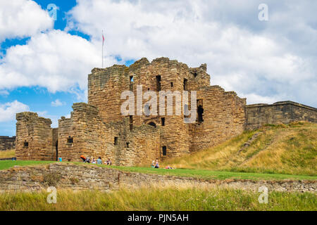 Tynemouth, Inghilterra - Agosto 2, 2018: I Ruderi della medievale priorato di Tynemouth e Castello, una popolare attrazione turistica. Foto Stock