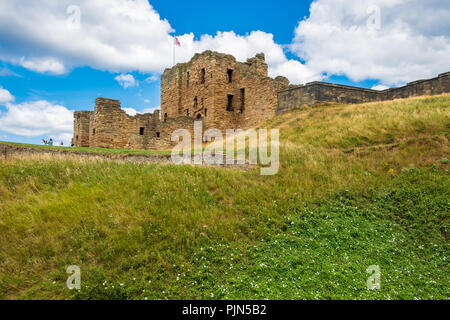 Tynemouth, Inghilterra - Agosto 2, 2018: I Ruderi della medievale priorato di Tynemouth e Castello, una popolare attrazione turistica. Foto Stock