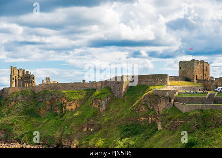 Tynemouth, Inghilterra - Agosto 2, 2018: I Ruderi della medievale priorato di Tynemouth e Castello, una popolare attrazione turistica. Foto Stock