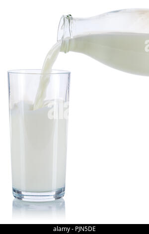 Versare il latte versare una bottiglia di vetro isolato su uno sfondo bianco Foto Stock
