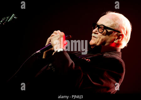 Toots Thielemans a Haiti Lavi 12-12 concerto benefico nel BOZAR di Bruxelles (Belgio, 15/02/2010) Foto Stock