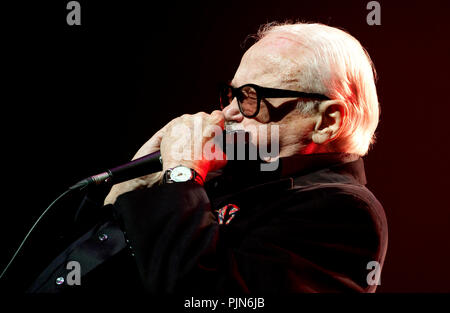 Toots Thielemans a Haiti Lavi 12-12 concerto benefico nel BOZAR di Bruxelles (Belgio, 15/02/2010) Foto Stock