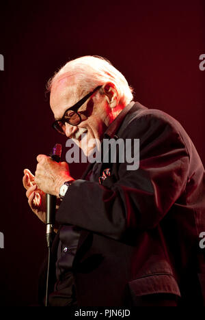 Toots Thielemans a Haiti Lavi 12-12 concerto benefico nel BOZAR di Bruxelles (Belgio, 15/02/2010) Foto Stock