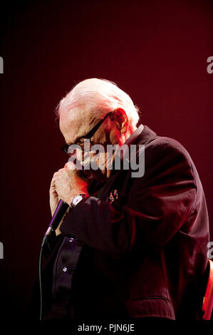 Toots Thielemans a Haiti Lavi 12-12 concerto benefico nel BOZAR di Bruxelles (Belgio, 15/02/2010) Foto Stock