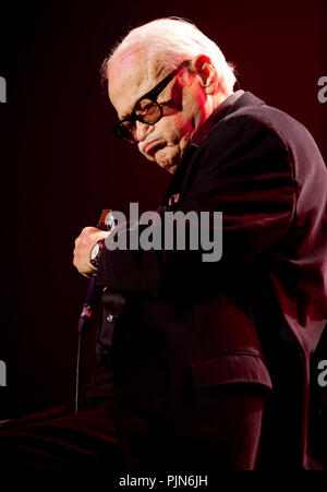Toots Thielemans a Haiti Lavi 12-12 concerto benefico nel BOZAR di Bruxelles (Belgio, 15/02/2010) Foto Stock