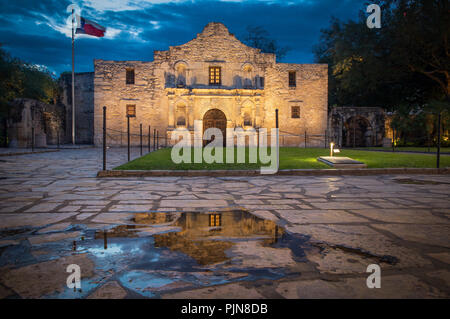 La Alamo è una vecchia missione spagnola (come una chiesa costruita dai missionari cattolici al ministro per i nativi) che si trova in quello che oggi è San Antonio, Texa Foto Stock