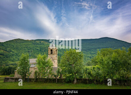 Campanile e chiesa di Sant Feliu de Barruera, Catalogna, Spagna. Lo stile romanico Foto Stock