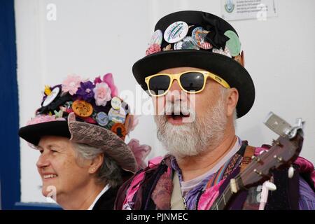 Swanage, Dorset, Regno Unito. 8° settembre 2018. La folla gregge a Swanage Folk Festival per vedere i gruppi di danza e musica lungo il lungomare. Morris ballerini, membri di Guith Morris. Credito: Carolyn Jenkins/Alamy Live News Foto Stock