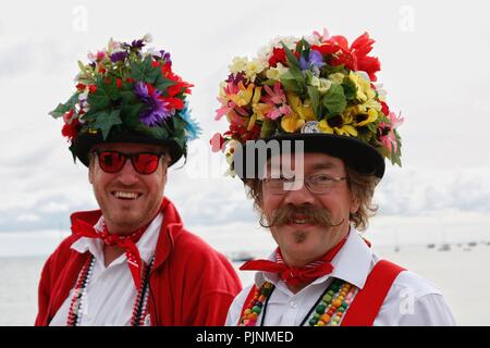 Swanage, Dorset, Regno Unito. 8° settembre 2018. La folla gregge a Swanage Folk Festival per vedere i gruppi di danza e musica lungo il lungomare. I membri di Basingclog Morris. Credito: Carolyn Jenkins/Alamy Live News Foto Stock