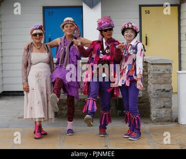 Swanage, Dorset, Regno Unito. 8° settembre 2018. La folla gregge a Swanage Folk Festival per vedere i gruppi di danza e musica lungo il lungomare. Morris ballerini, membri di Guith Morris. Credito: Carolyn Jenkins/Alamy Live News Foto Stock