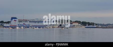 Dorset, Regno Unito. 8 settembre 2018. Il Barfleur lasciando il porto di Poole, trasporto di passeggeri e di merci per la Francia. Una tranquilla giornata per una traversata liscio. Suzanne credito McGowan /Alamy Live News Foto Stock