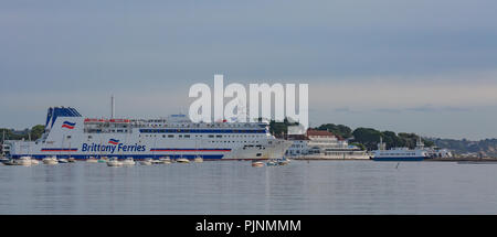 Dorset, Regno Unito. 8 settembre 2018. Il Barfleur lasciando il porto di Poole, trasporto di passeggeri e di merci per la Francia. Una tranquilla giornata per una traversata liscio. Suzanne credito McGowan /Alamy Live News Foto Stock