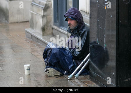 Senzatetto e il fenomeno dei senzatetto e traversina ruvida; vivere sulle strade, porta, dormendo, povertà, disoccupazione, benessere, mendicante, tramp, in Preston, Regno Unito Foto Stock