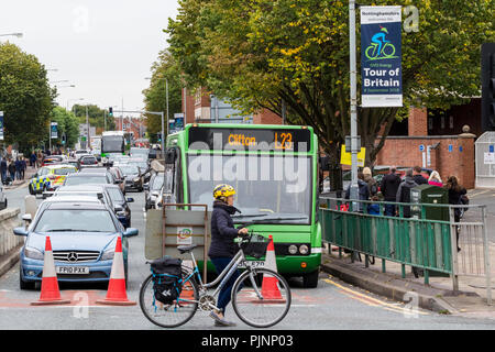 West Bridgford, Nottingham, Regno Unito. 8 settembre 2018. Il tour della Gran Bretagna Cycle Race ha causato molte strade per essere temporaneamente chiusa causando ritardi per il traffico. Credito: Martyn Williams/Alamy Live News Foto Stock